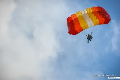Сколько стоит прыжок с парашютом с инструктором в тандеме и самостоятельно