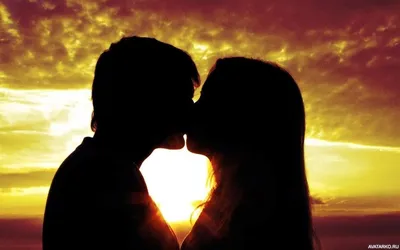 романтический парень и девушка целуются Стоковое Фото - изображение  насчитывающей сторона, зима: 222920512