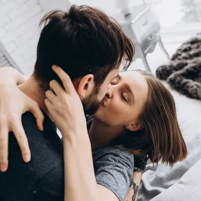 Парень и девушка целуются под …» — создано в Шедевруме
