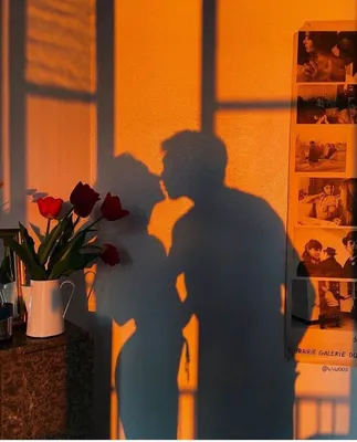 Парень и девушка целуются на фоне …» — создано в Шедевруме