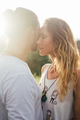 Парень и девушка целуются на закате…» — создано в Шедевруме
