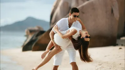парень и девушка гуляют по берегу моря Фото Фон И картинка для бесплатной  загрузки - Pngtree