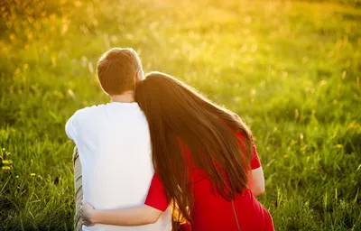 молодая пара в любви, парень и девушка сидят и обнимаются, копия  пространства Stock-Foto | Adobe Stock