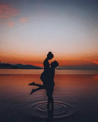 Парень обнимает девушку на пляже, на открытом воздухе :: Стоковая  фотография :: Pixel-Shot Studio