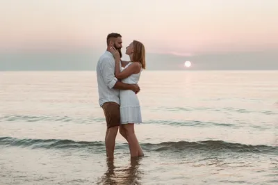 Парень и девушка на море влюбленная пара в воде люди на пляже | Премиум Фото