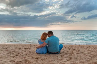 Парень и девушка на море. влюбленная пара в воде. люди на пляже | Премиум  Фото