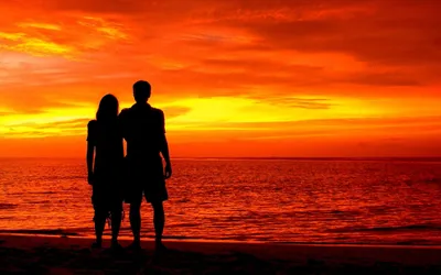 парень и девушка гуляют по берегу моря Фото Фон И картинка для бесплатной  загрузки - Pngtree
