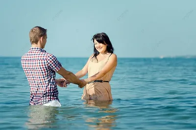 Влюблёные парень и девушка в море…» — создано в Шедевруме