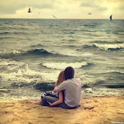 Парень и девушка гуляют по берегу моря
