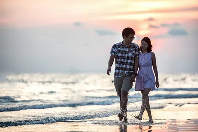 парень и девушка в джинсах и белых футболках на берегу моря Фото Фон И  картинка для бесплатной загрузки - Pngtree