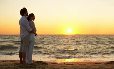 Обои романтическое свидание пары на берегу моря при закате солнца