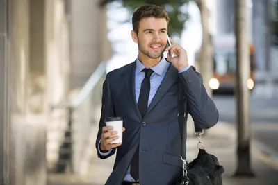 Удивленный парень с телефоном, изолятом, человеком на белой предпосылке  Стоковое Фото - изображение насчитывающей телефон, реакция: 137816960