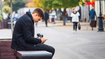 Молодой человек с телефоном Стоковое Изображение - изображение  насчитывающей взгляд, ванта: 195692741