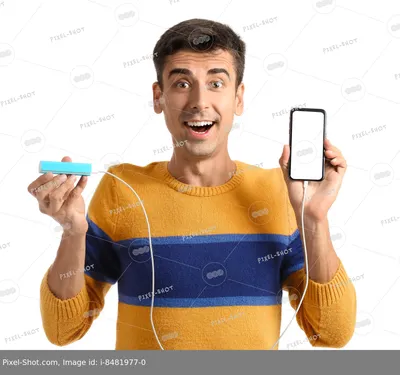 Счастливый парень используя мобильный телефон дома Стоковое Фото -  изображение насчитывающей бормотушк, передвижно: 85293394