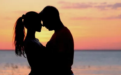 Влюбленные пары на закате: запечатлейте вашу любовь с красивыми  фотографиями | Влюбленных пар на закате Фото №1061144 скачать