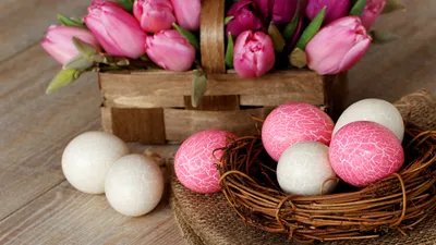 Картинка на рабочий стол яйца, белые, гнездо, easter, пасхальные, пасха,  розовые 1366 x 768