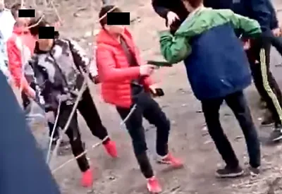 Владивостокские школьники устроили «разборки» с битами и пистолетом - KP.RU