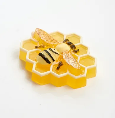Пчела на цветке стоковое изображение. изображение насчитывающей сезон -  36246695