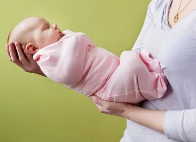 Как пеленать новорожденного. Простая инструкция - YouTube