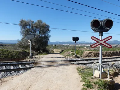 Дорожный знак 1.1 «Железнодорожный переезд со шлагбаумом» — где и как он  действует