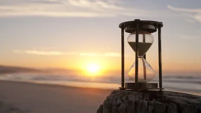 Песочные часы с кристаллами но фоне…» — создано в Шедевруме