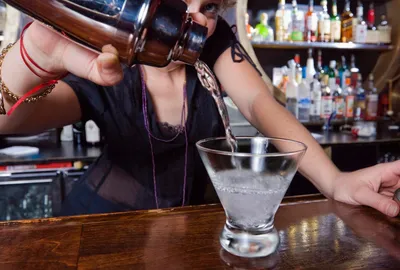 Онлайн-сервисы доставки алкоголя игнорируют правила и снабжают пьяных  людей, показало исследование | SBS Russian