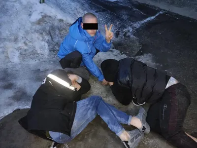 У якутянина отобрали телефон, когда он снимал на видео пьяных мужчин в  подъезде - PrimaMedia.ru