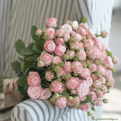 Пионовидные розы и ягоды - купить в СПБ с доставкой в Kraft Flowers