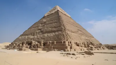пирамида стоит на земле с песком вокруг нее, картина пирамиды египет фон  картинки и Фото для бесплатной загрузки