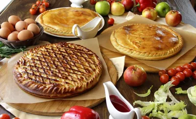 пироги в нескольких видах пирогов на деревянном столе, картинка пирога,  пирог, Десерт фон картинки и Фото для бесплатной загрузки