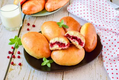 Пирожки с брусникой в духовке из дрожжевого теста рецепт с фото пошагово -  1000.menu