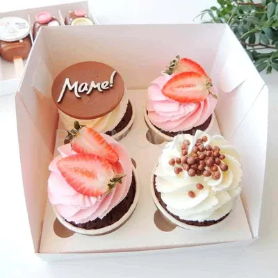 Вкусные пирожные на дне рождения девушки Стоковое Фото - изображение  насчитывающей пирожне, сливк: 118174916