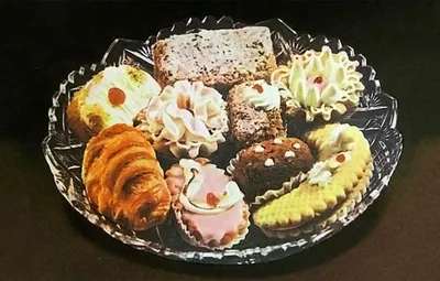 Набор мини-пирожных с ягодами от шеф-кондитера, 650 г - купить c доставкой  на дом в интернет-магазине Азбука вкуса в Москве и Санкт-Петербурге