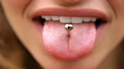 Вредит ли пирсинг на языке зубам? | Стоматология ЭверестДент | Дзен