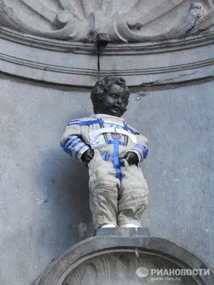 Писающий мальчик\" в Брюсселе оделся в космический скафандр - РИА Новости,  12.04.2011