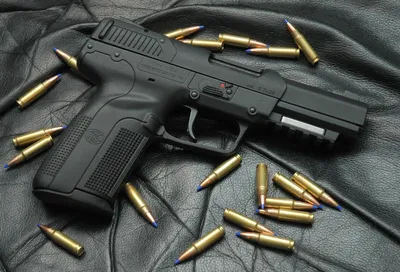 44 магнума и 38 пистолетов-пистолетов специального назначения на черном  фоне Стоковое Фото - изображение насчитывающей калибр, пистолет: 241906490