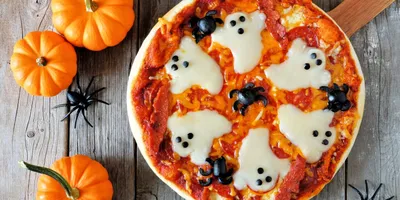 Пицца с сырными привидениями на Хеллоуин - Лайфхакер