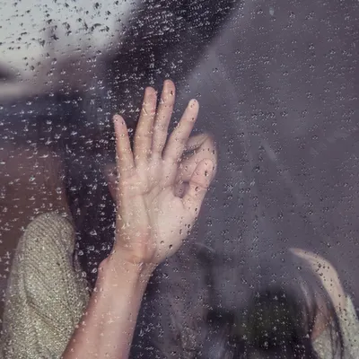 плачущая женщина закрыла лицо черно белая фотография Фон И картинка для  бесплатной загрузки - Pngtree
