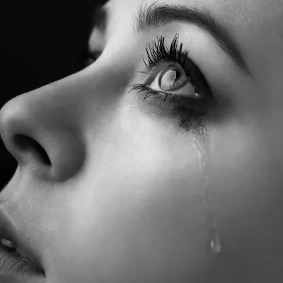Плачущая молодая женщина» — создано в Шедевруме