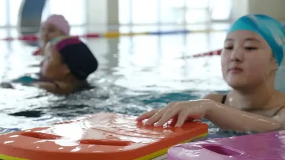 Сколько времени нужно на то, чтобы ребенок научился плавать в бассейне |  Держи Волну - сеть центров раннего плавания | Дзен