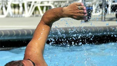 Инструктор обязателен: как научиться плавать без вреда для здоровья