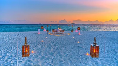 романтическая пара пляж отдых Стоковое Изображение - изображение  насчитывающей панорамно, напольно: 216999781