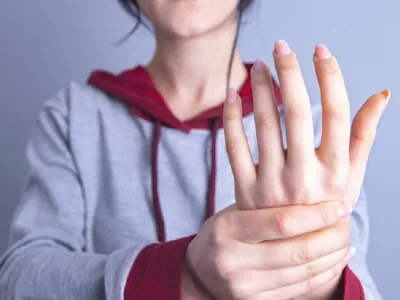 Почему сводит пальцы на руках: от судорог в кистях до профилактики