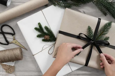 Как красиво упаковать подарок в упаковочную бумагу: пошаговая инструкция с  видео — «М.Клик»
