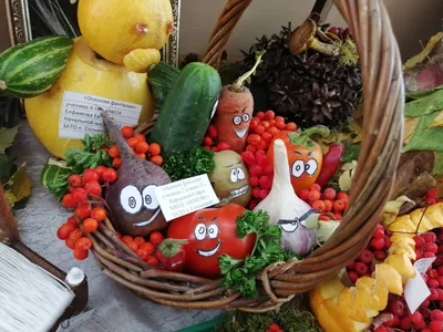 Выставка поделок из овощей и фруктов «Веселый огород». | КГБУ \"Троицкий  комплексный центр социального обслуживания населения\"