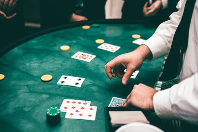 Портрет профессионального игрока в покер сидя на таблице покер Стоковое  Фото - изображение насчитывающей карточка, отдых: 67409548