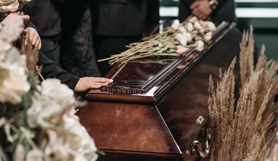 Как одеться на похороны женщине и мужчине - обычаи и правила