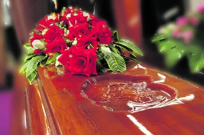 Сорвала собственные похороны: женщина проснулась в гробу