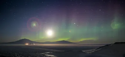 Панорама глубокой полярной ночи при свете Луны и Южного полярного сияния на  острове Росса, Антарктида. | Пикабу