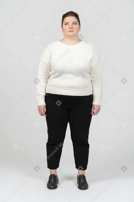 Фото Полная женщина в повседневной одежде стоя